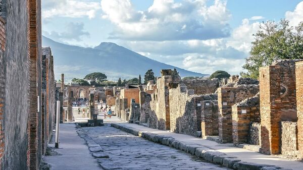 As ruínas de Pompeia abertas para visitação com vista do monte Vesúvio ao fundo (imagem de referência) - Sputnik Brasil
