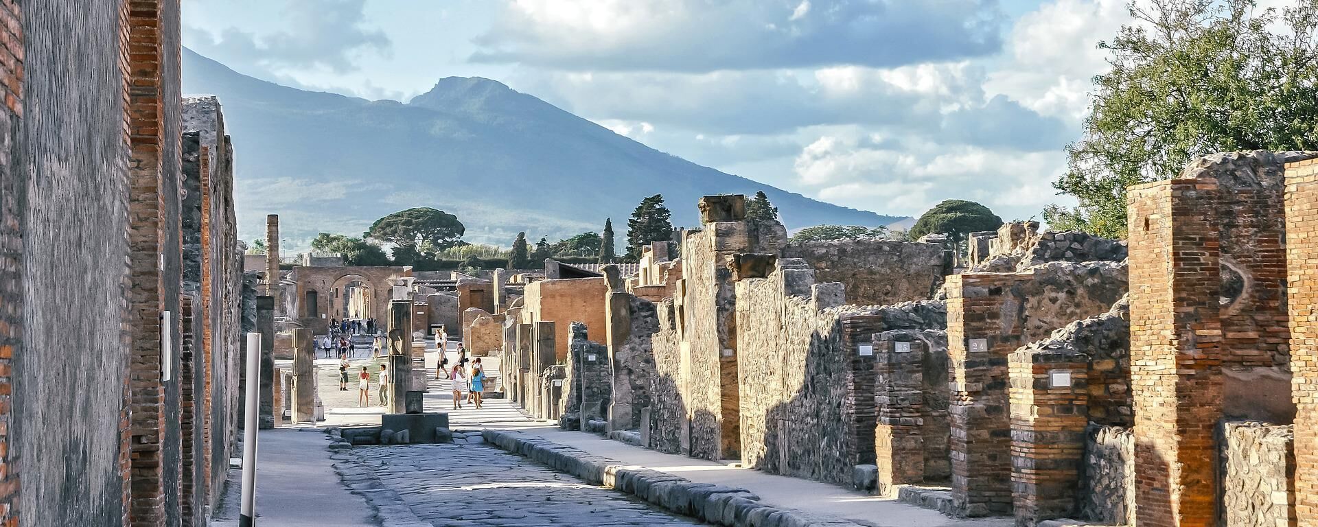 As ruínas de Pompeia abertas para visitação com vista do monte Vesúvio ao fundo (imagem de referência) - Sputnik Brasil, 1920, 27.05.2022