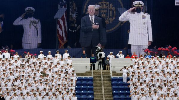 Joe Biden durante a cerimônia de formatura e comissionamento no Estádio Memorial da Academia Naval dos EUA em 27 de maio de 2022 - Sputnik Brasil