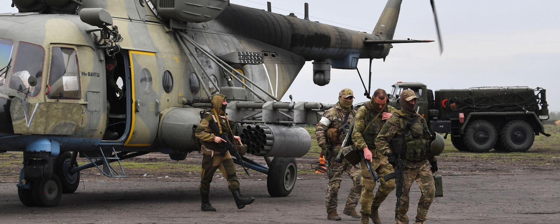 Soldados russos saem do helicóptero Mi-8 AMTSh no aeródromo da Força Aeroespacial da Rússia na zona da operação especial na Ucrânia, 26 de maio de 2022 - Sputnik Brasil, 1920, 13.06.2022