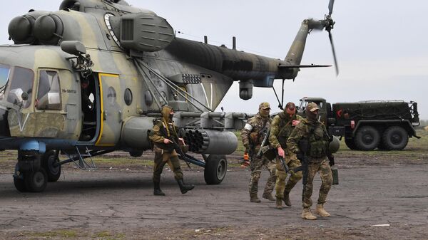 Soldados russos saem do helicóptero Mi-8 AMTSh no aeródromo da Força Espacial da Rússia na zona da operação especial na Ucrânia, 26 de maio de 2022 - Sputnik Brasil