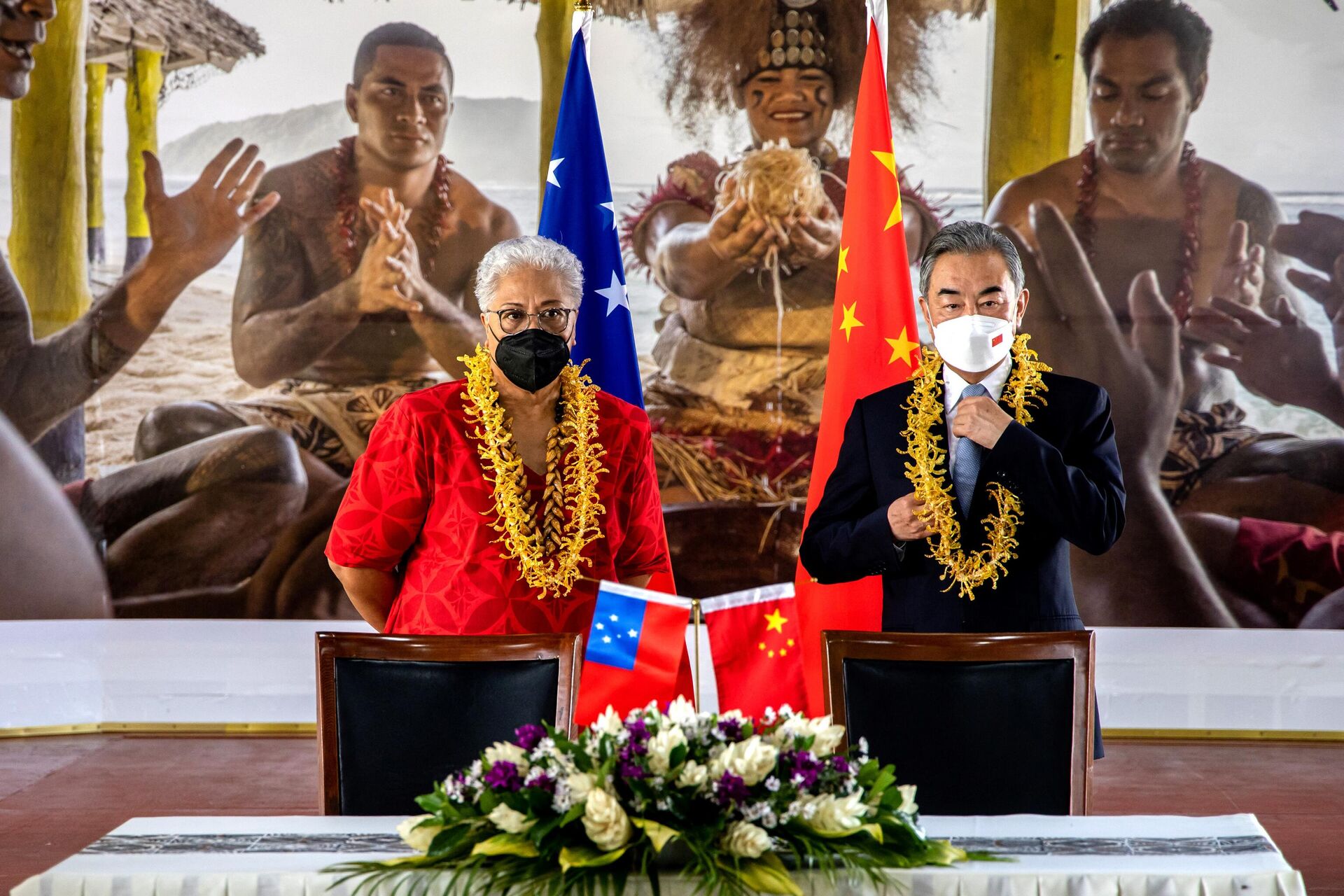 Fiame Naomi Mataafa, primeira-ministra de Samoa (à esquerda) e Wang Yi, ministro das Relações Exteriores da China (à direita) durante cerimônia de assinatura de acordos bilaterais em Apia, Samoa, 28 de maio de 2022 - Sputnik Brasil, 1920, 30.05.2022