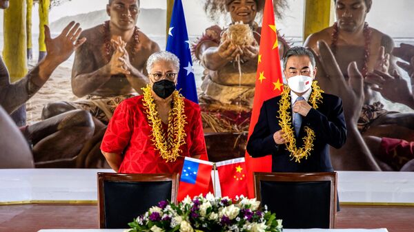 Fiame Naomi Mataafa, primeira-ministra de Samoa (à esquerda) e Wang Yi, ministro das Relações Exteriores da China (à direita) durante cerimônia de assinatura de acordos bilaterais em Apia, Samoa, 28 de maio de 2022 - Sputnik Brasil