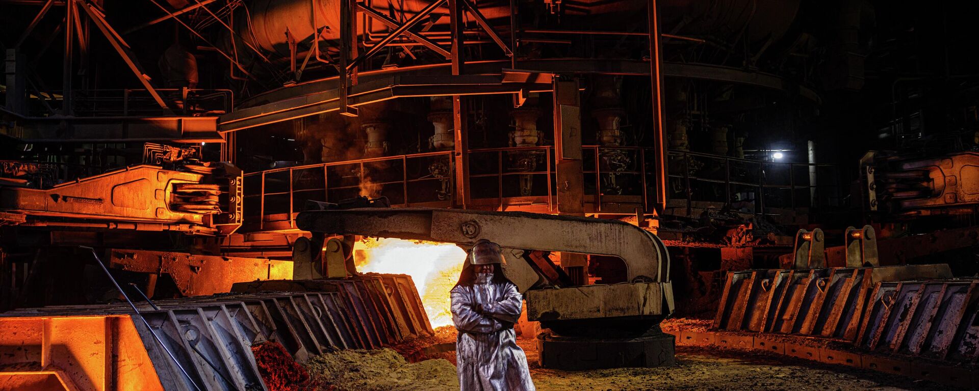 Trabalhadora siderúrgica trabalha na manutenção de alto-forno em Zaporozhie, Ucrânia, 10 de maio de 2022 - Sputnik Brasil, 1920, 28.05.2022