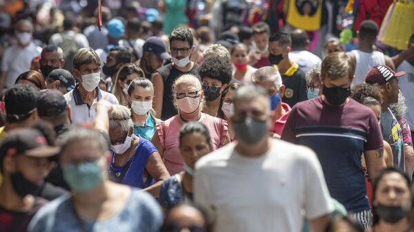 Movimentação de pessoas com e sem máscara facial na rua 25 de março, em São Paulo. Brasil, 8 de março de 2022 - Sputnik Brasil