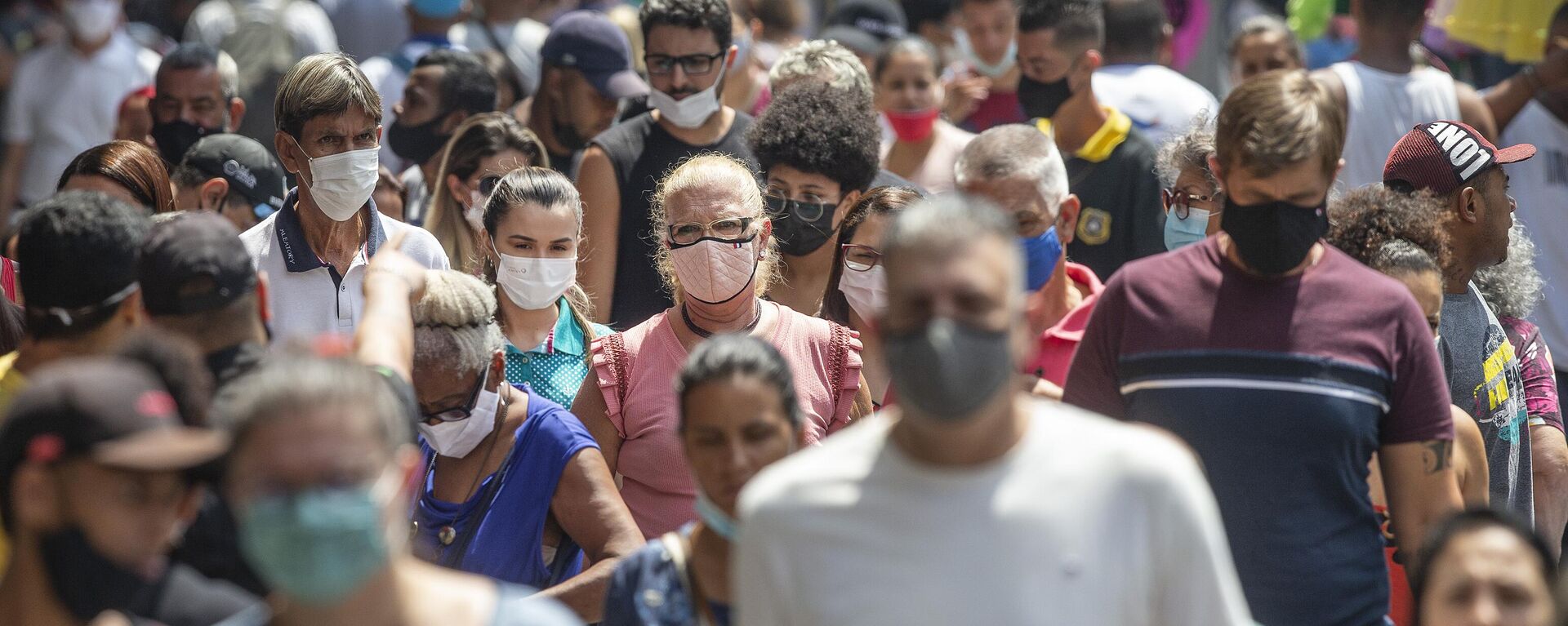 Movimentação de pessoas com e sem máscara facial na rua 25 de Março, em São Paulo, no Brasil, em 8 de março de 2022 - Sputnik Brasil, 1920, 28.05.2022