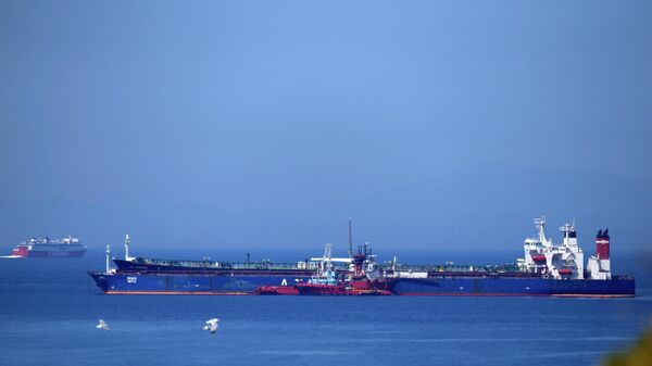Petroleiro Pegas cercado por outros navios junto do porto de Karystos na ilha de Evia, Grécia, 27 de maio de 2022 - Sputnik Brasil