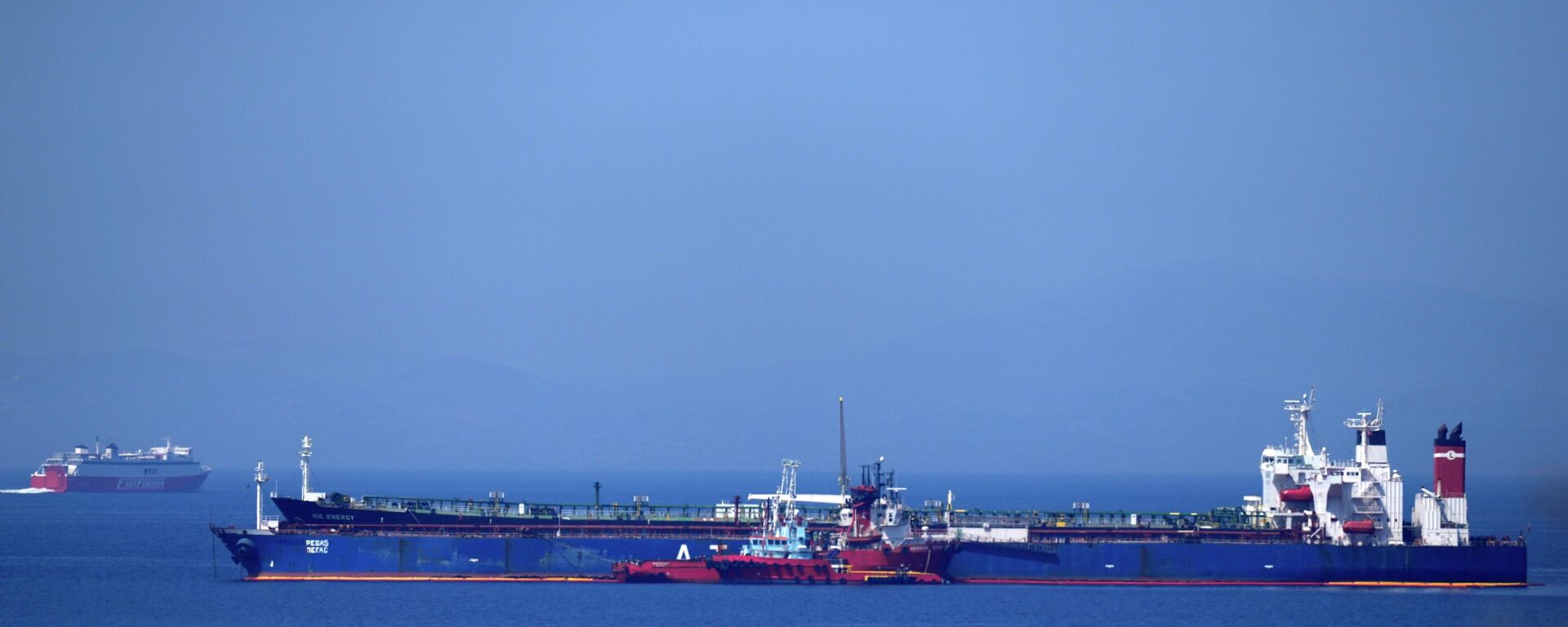 Petroleiro Pegas cercado por outros navios junto do porto de Karystos na ilha de Evia, Grécia, 27 de maio de 2022 - Sputnik Brasil, 1920, 29.05.2022