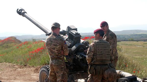 Soldados britânicos ao lado de um howitzer durante exercício militar da Organização do Tratado do Atlântico Norte (OTAN) na Macedônia do Norte, em 12 de maio de 2022 - Sputnik Brasil