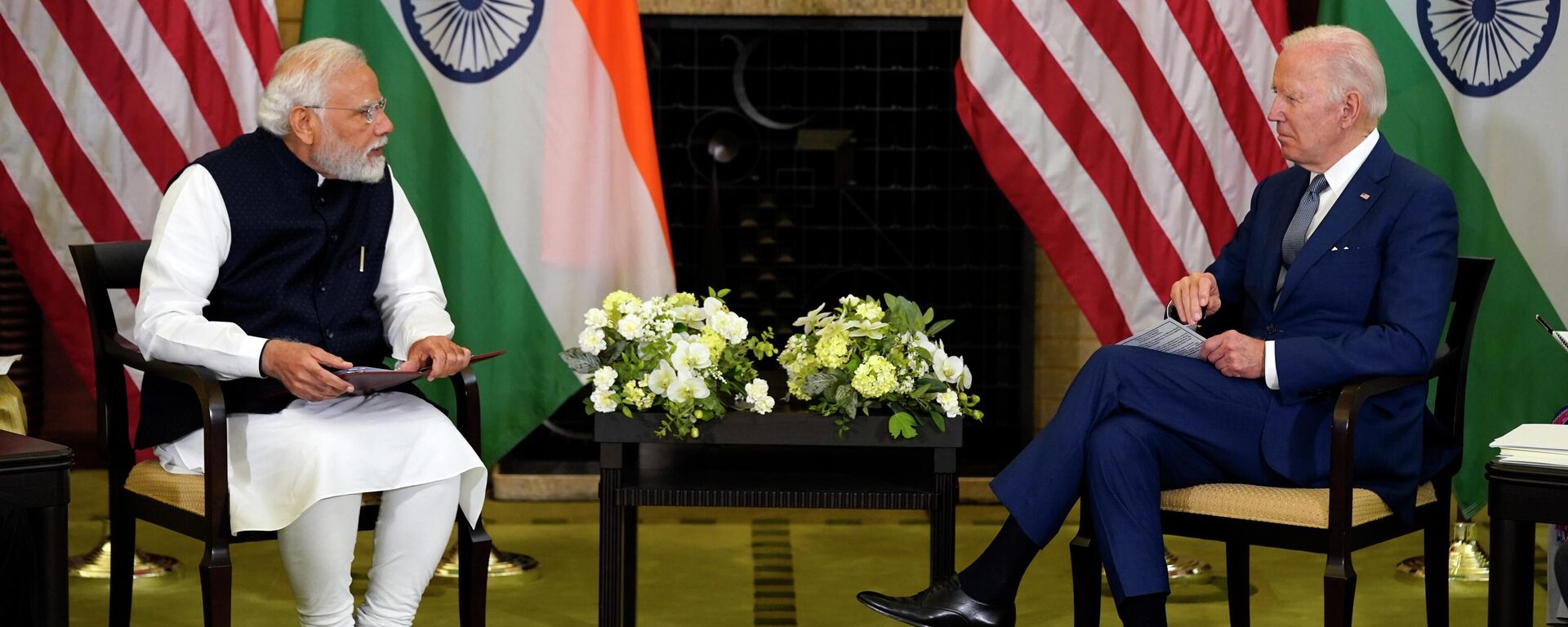 O premiê indiano, Narendra Modi (à esquerda), participa de encontro com o presidente norte-americano, Joe Biden (à direita), durante cúpula do Quad, em Tóquio, Japão, 24 de maio de 2022 - Sputnik Brasil, 1920, 15.11.2022