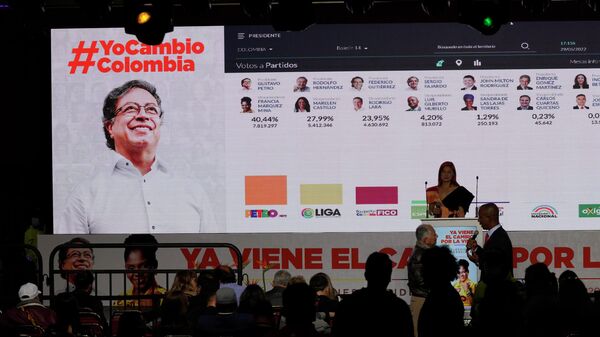 Os resultados parciais das eleições presidenciais são mostrados em uma tela onde os apoiadores de Gustavo Petro, candidato presidencial da coalizão do Pacto Histórico, se reúnem após o encerramento das urnas em Bogotá, Colômbia, domingo, 29 de maio de 2022.  - Sputnik Brasil