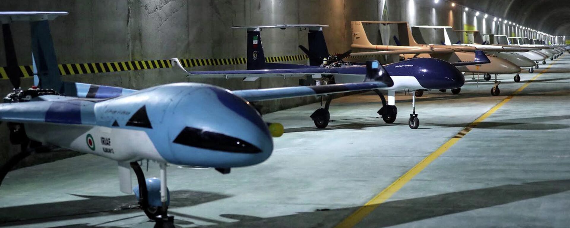 Base subterrânea de drones iranianos. Entre as aeronaves, é possível observar um Kaman-12, que tem uma autonomia de 12 horas de voo e que pode transportar até quatro bombas - Sputnik Brasil, 1920, 30.05.2022