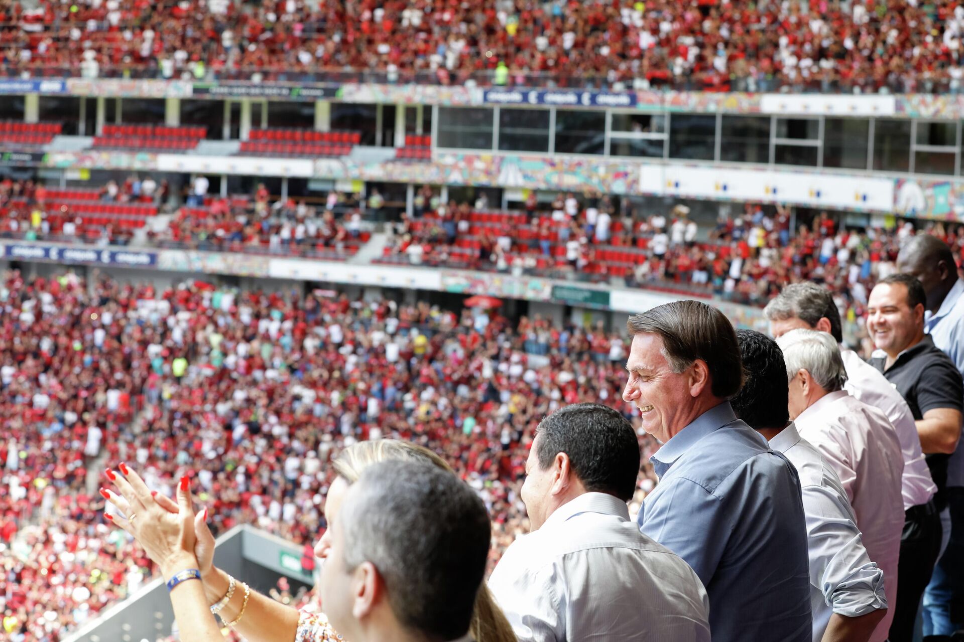 O presidente Jair Bolsonaro assiste ao Jogo Flamengo e Atlético PR no Estádio Nacional de Brasília Mané Garrincha - Sputnik Brasil, 1920, 30.05.2022