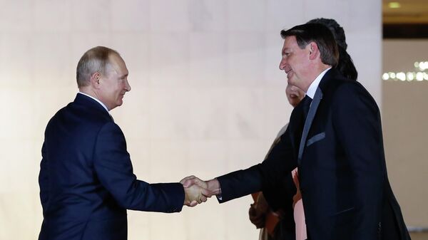 Presidente da República Jair Bolsonaro, acompanhado da primeira-dama Michelle Bolsonaro, recebe o presidente da Federação da Rússia, Vladimir Putin (foto de arquivo) - Sputnik Brasil