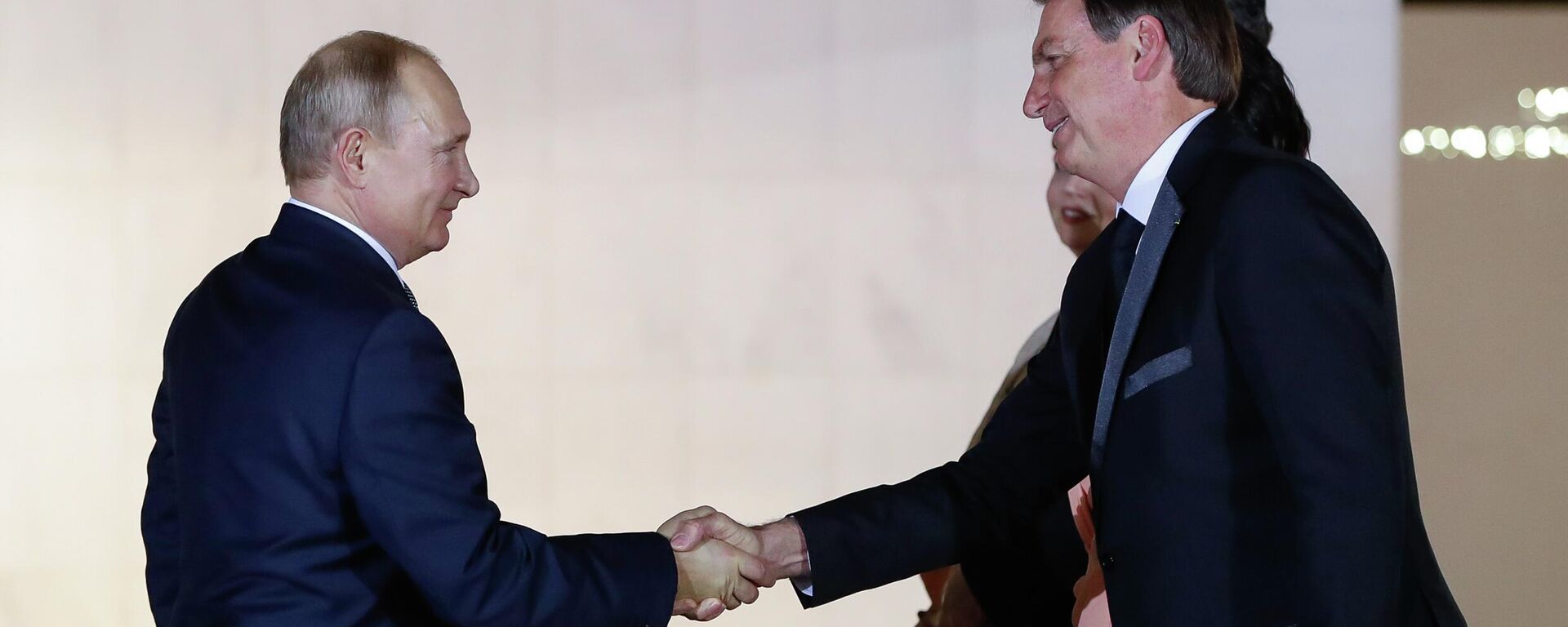 Presidente da República, Jair Bolsonaro acompanhado da Primeira Dama, Michelle Bolsonaro recebem o Presidente da Federação da Rússia, Vladimir Putin (foto de arquivo) - Sputnik Brasil, 1920, 30.05.2022