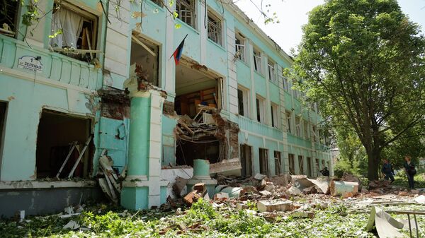 Escola Nº 22, em Donetsk, destruída em ataques de lançadores múltiplos de foguetes Smerch ucranianos, 30 de maio de 2022 - Sputnik Brasil