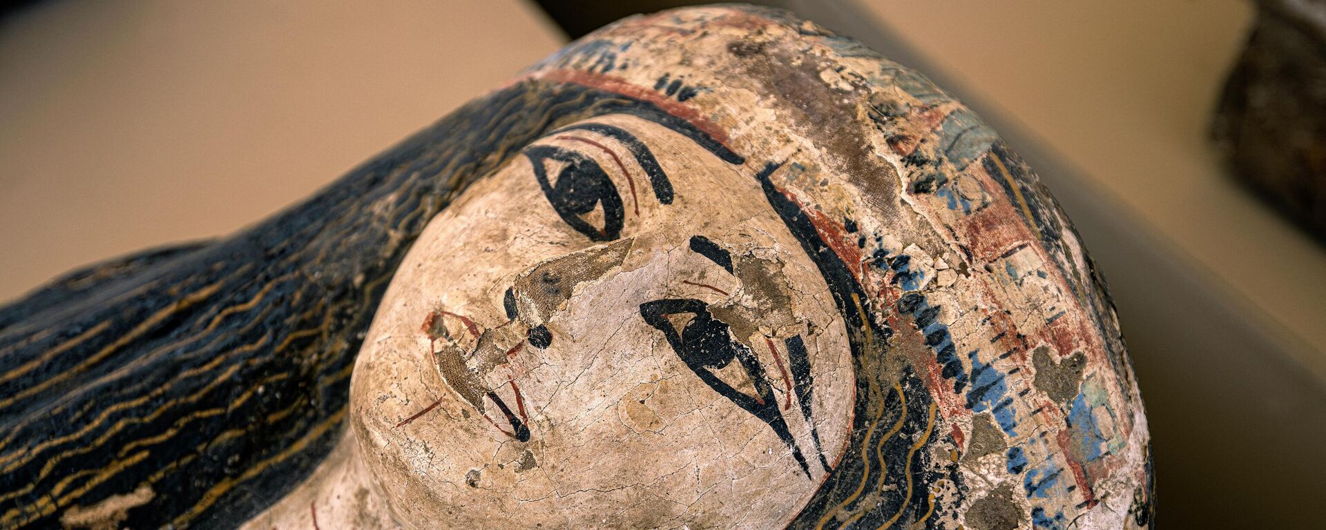 Um dos sarcófagos que datam do período egípcio tardio (por volta do século V a.C) encontrados em um esconderijo no cemitério de Bubastian na necrópole de Saqqara, a sudoeste do Cairo, capital do Egito, 30 de maio de 2022 - Sputnik Brasil, 1920, 31.05.2022