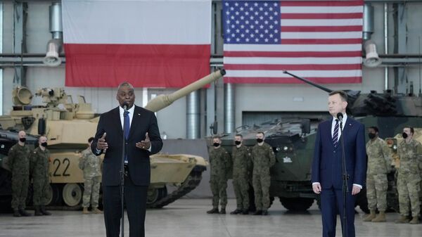 O secretário de Defesa dos EUA, Lloyd Austin (à esquerda), discursa para tropas norte-americanas ao lado de seu equivalente polonês, Mariusz Blaszczak (à direita), na base aérea de Powidz, Polônia, 18 de fevereiro de 2022 - Sputnik Brasil
