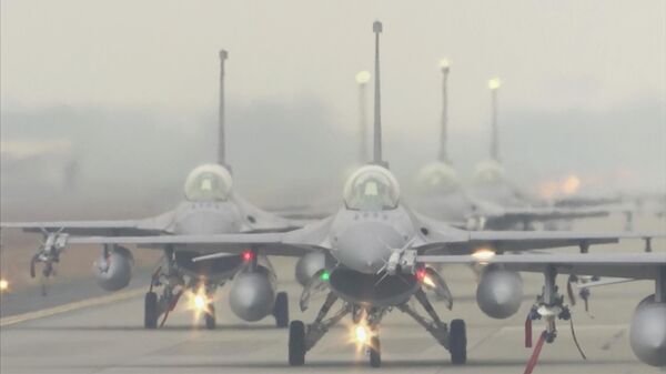 Aeronaves F-16V da Força Aérea de Taiwan manobram durante um exercício na região sul do país asiático, 5 de janeiro de 2022 - Sputnik Brasil