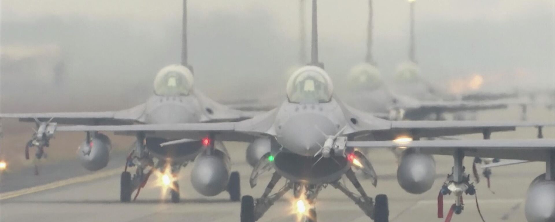Aeronaves F-16V da Força Aérea de Taiwan manobram durante um exercício na região sul do país asiático, 5 de janeiro de 2022 - Sputnik Brasil, 1920, 01.06.2022
