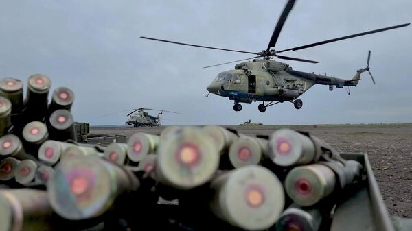 Helicóptero Mi-8AMTSh Terminator russo durante operação russa na Ucrânia - Sputnik Brasil