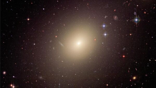 Galáxia elíptica ESO 325-G004, localizada a aproximadamente 416 milhões de anos-luz da Terra na constelação de Centaurus - Sputnik Brasil