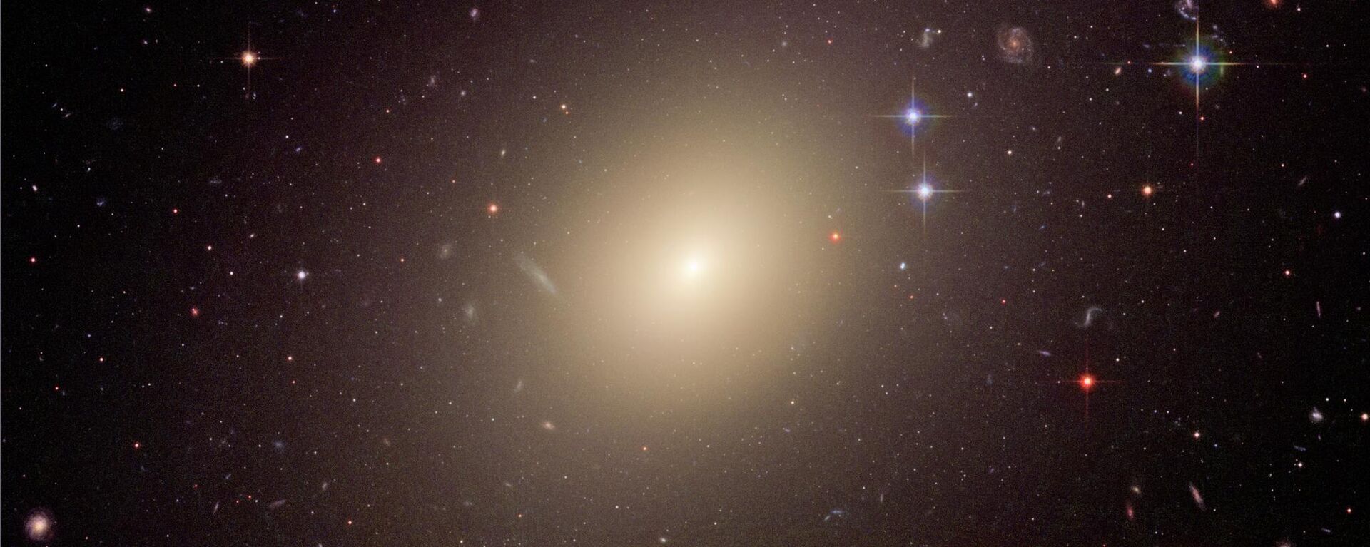 Galáxia elíptica ESO 325-G004, localizada a aproximadamente 416 milhões de anos-luz da Terra na constelação de Centaurus - Sputnik Brasil, 1920, 22.08.2022