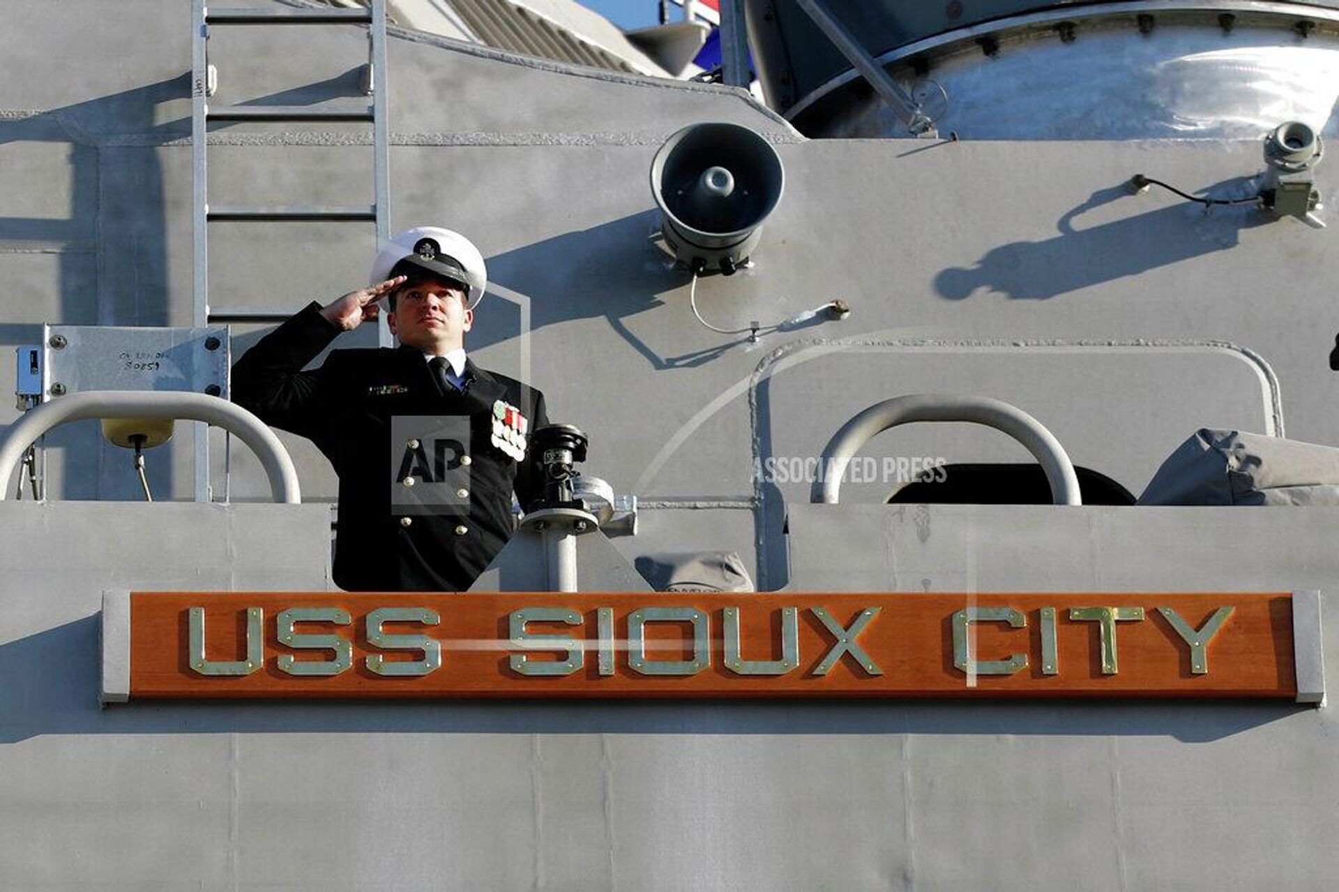 Saudação do membro do USS Sioux City na cerimônia de comissionamento, 17 de novembro de 2018 - Sputnik Brasil, 1920, 01.06.2022
