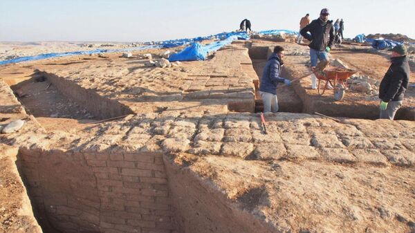 Arqueólogos e trabalhadores escavam muralhas de cidade, encontrando prédio que consideraram ser depósito dos tempos do Império Mittani - Sputnik Brasil