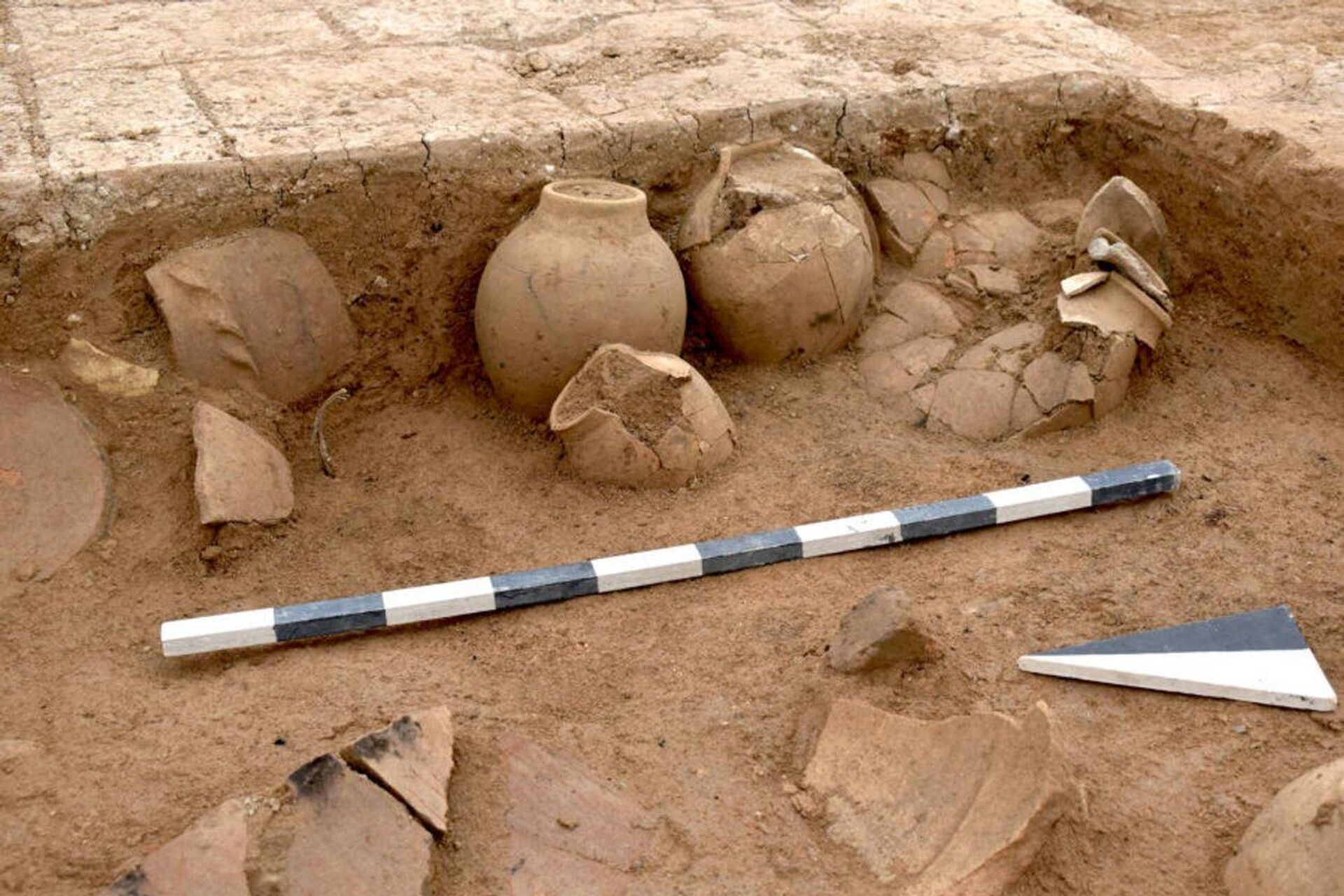 Recipientes de cerâmica em que eram armazenadas placas cuneiformes no canto de uma sala do Médio Império Assírio (1350-1150 a.C.) - Sputnik Brasil, 1920, 01.06.2022