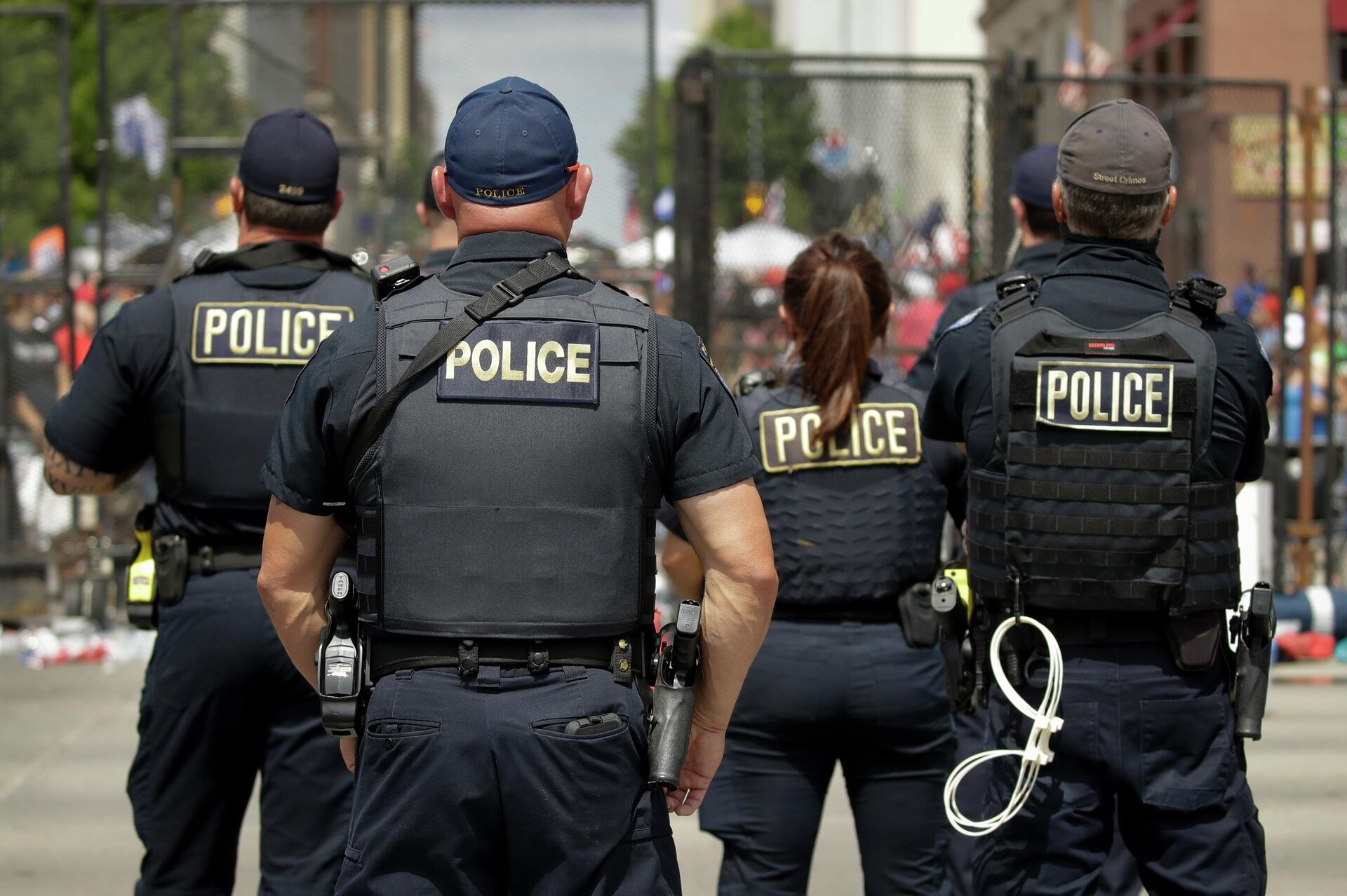 Policiais vigiam o Centro BOK antes de um comício do ex-presidente norte-americano Donald Trump, em Tulsa, Oklahoma, EUA, 20 de junho de 2020 - Sputnik Brasil, 1920, 09.06.2022