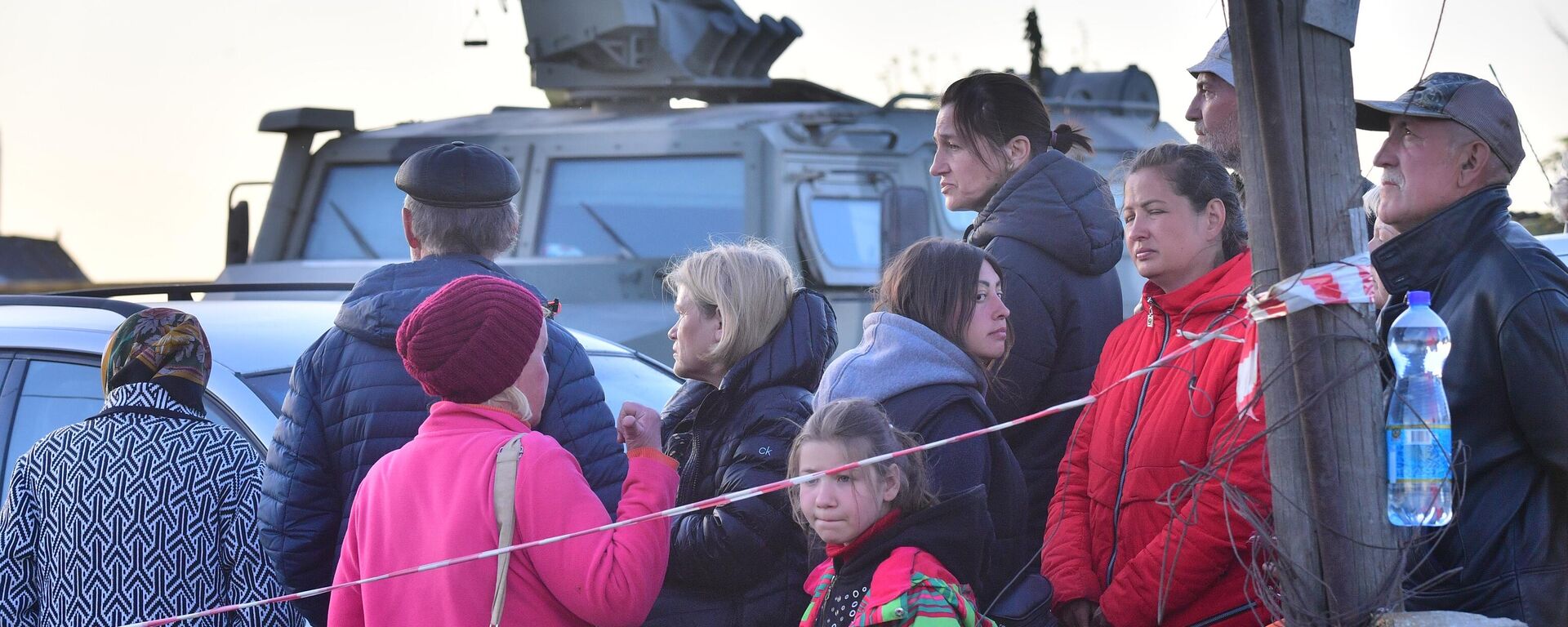 Refugiados permanecem em fila de checagem em ponto de avaliação na vila de Bezymennoye, República Popular de Donetsk, 7 de maio de 2022 - Sputnik Brasil, 1920, 02.06.2022