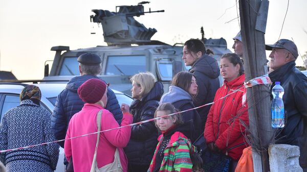 Refugiados permanecem em fila de checagem em ponto de avaliação na vila de Bezymennoye, República Popular de Donetsk, 7 de maio de 2022 - Sputnik Brasil