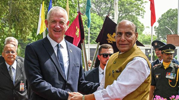 O ministro da Defesa de Israel, Benny Gantz (E) aperta a mão do ministro da Defesa da Índia, Rajnath Singh, ao chegar para uma reunião bilateral em Nova Deli em 2 de junho de 2022 - Sputnik Brasil