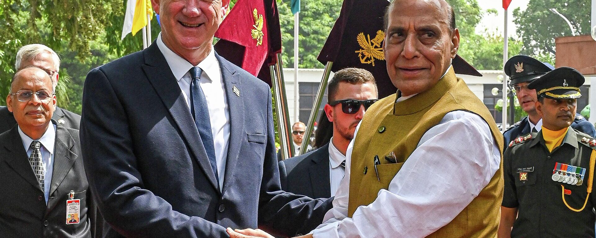 O ministro da Defesa de Israel, Benny Gantz (E) aperta a mão do ministro da Defesa da Índia, Rajnath Singh, ao chegar para uma reunião bilateral em Nova Deli em 2 de junho de 2022 - Sputnik Brasil, 1920, 02.06.2022