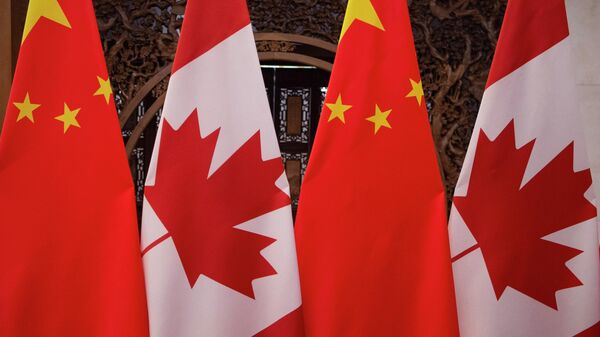 Bandeiras canadenses e chinesas tiradas antes de uma reunião com o primeiro-ministro do Canadá, Justin Trudeau, e o presidente da China, Xi Jinping, no Diaoyutai State Guesthouse em Pequim (foto de arquivo) - Sputnik Brasil