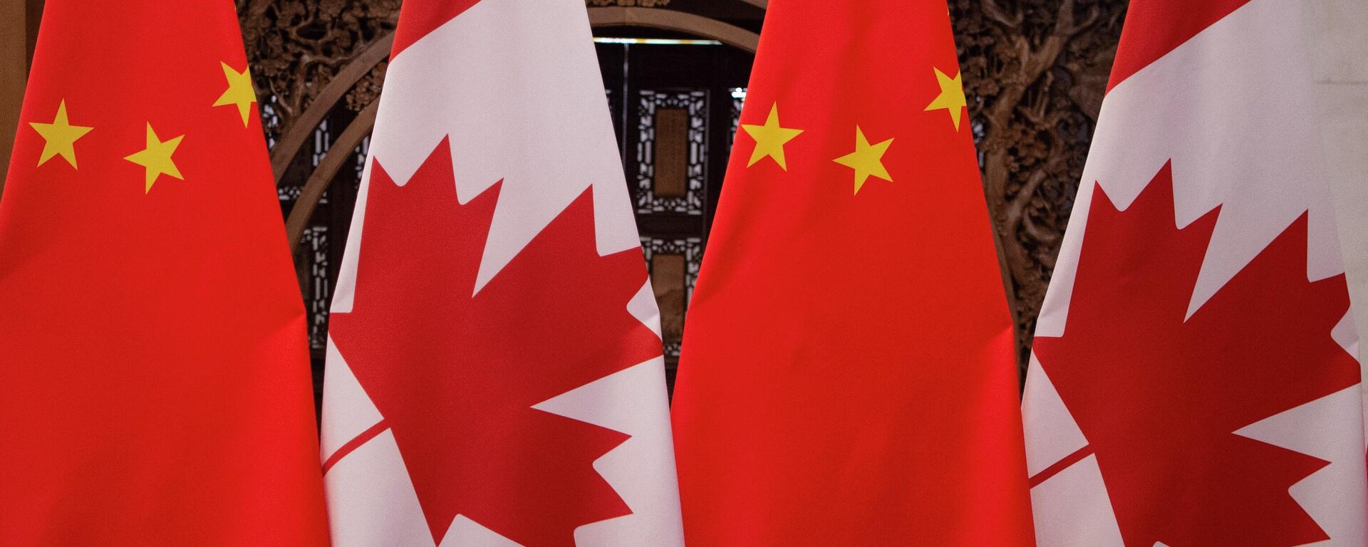 Bandeiras canadenses e chinesas tiradas antes de uma reunião com o primeiro-ministro do Canadá, Justin Trudeau, e o presidente da China, Xi Jinping, no Diaoyutai State Guesthouse em Pequim (foto de arquivo) - Sputnik Brasil, 1920, 22.02.2023