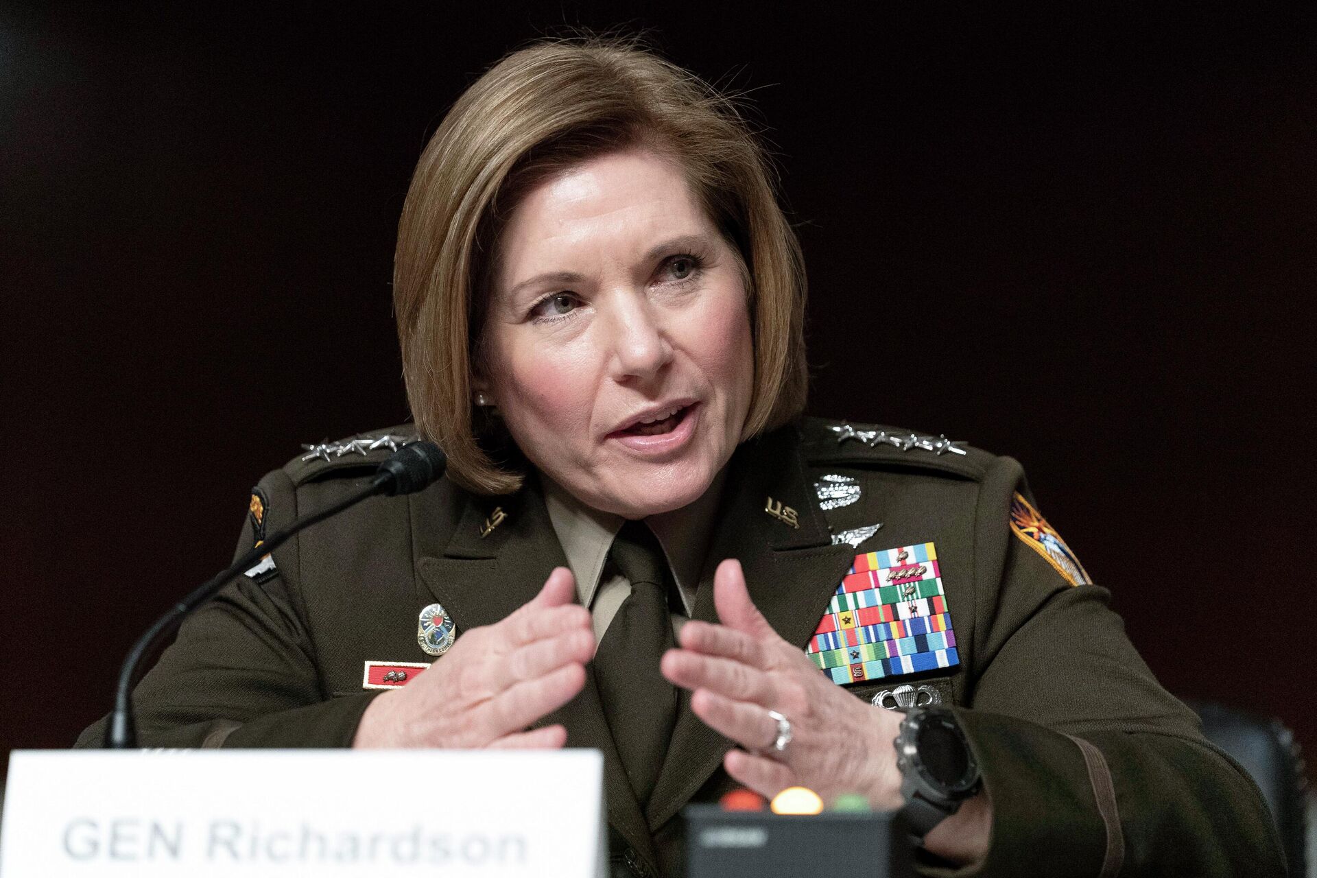 A general norte-americana Laura Richardson, chefe do Comando Sul do Exército dos EUA, fala diante de um comitê Senado, em Washington, 24 de março de 2022 - Sputnik Brasil, 1920, 04.04.2024