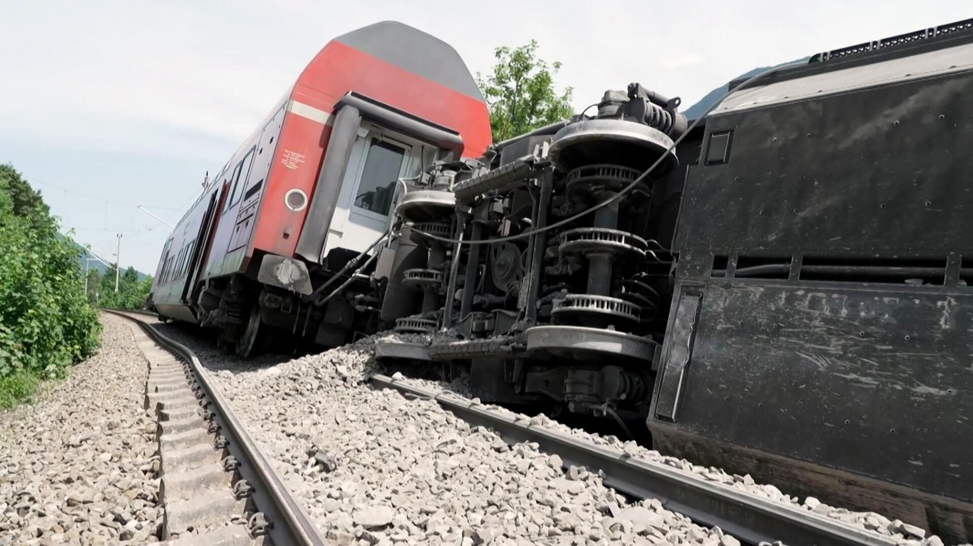 Trem descarrilado perto de Burgrain, perto de Garmisch-Partenkirchen, no sul da Alemanha, 3 de junho de 2022 - Sputnik Brasil, 1920, 03.06.2022