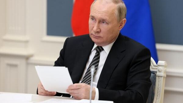 O presidente russo, Vladimir Putin, participa de uma reunião do Conselho Econômico Supremo da Eurásia, no Quirguistão, por meio de um link de vídeo no Kremlin, em Moscou, na Rússia, em 27 de maio de 2022 - Sputnik Brasil