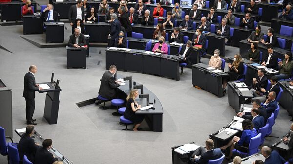 O chanceler alemão Olaf Scholz faz um discurso antes da próxima cúpula da UE durante uma sessão no Bundestag (câmara baixa do parlamento) em Berlim em 19 de maio de 2022 - Sputnik Brasil