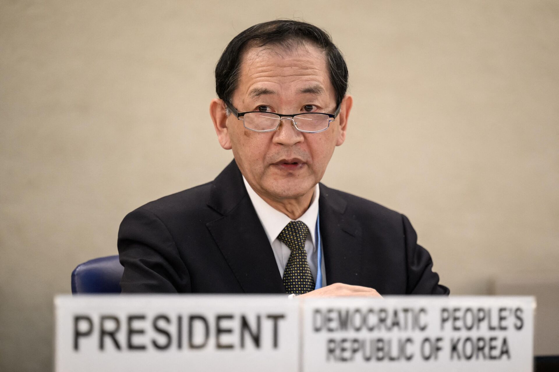 O embaixador da Coreia do Norte nas Nações Unidas em Genebra, Han Tae-Song, preside a Conferência sobre Desarmamento durante uma sessão plenária da ONU em Genebra em 2 de junho de 2022 - Sputnik Brasil, 1920, 03.06.2022