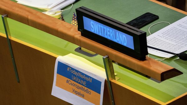 Um protesto com dizendo Hoje somos todos Ucrânia é exposto na mesa da delegação da Suíça durante o encontro de emergência da Assembleia Geral da Organização das Nações Unidas (ONU), em 28 de fevereiro de 2022 - Sputnik Brasil