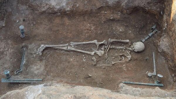 Mulher enterrada sobre uma cama de bronze no século I a.C., encontrada perto da cidade de Kozani, no norte da Grécia - Sputnik Brasil