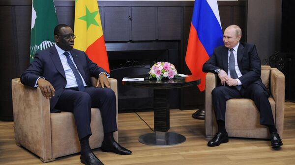 O presidente russo, Vladimir Putin, se encontra com o presidente da União Africana (UA) e do Senegal, Macky Sall, em Sochi, 3 de junho de 2022 - Sputnik Brasil