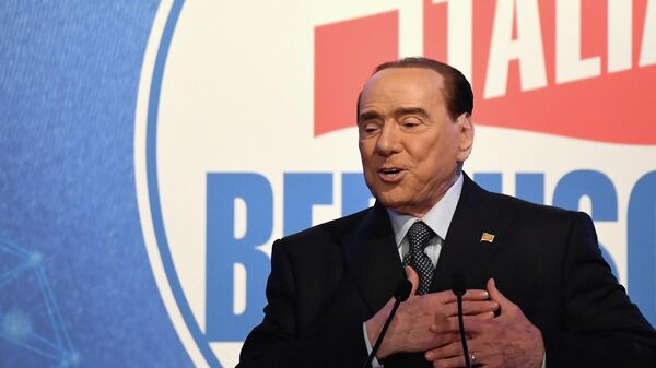 Silvio Berlusconi, ex-primeiro-ministro italiano (1994-1995, 2001-2006 e 2008-2011), fala durante comício do partido Forza Italia em 9 de março de 2022 - Sputnik Brasil