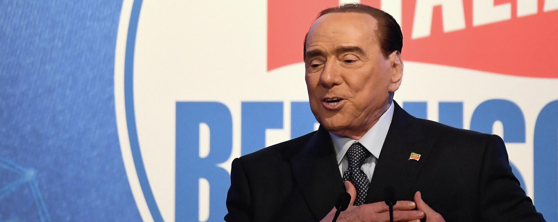 Silvio Berlusconi, ex-primeiro-ministro italiano (1994-1995, 2001-2006 e 2008-2011), fala durante comício do partido Forza Italia em 9 de março de 2022 - Sputnik Brasil, 1920, 04.06.2022
