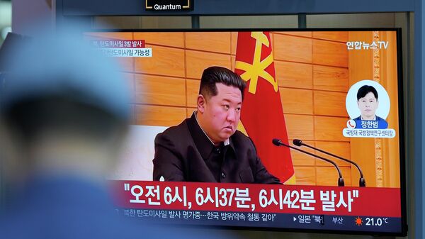 O líder norte-coreano, Kim Jong-un, aparece em uma tela em Seul, na Coreia do Sul, falando sobre o lançamento de um míssil pela Coreia do Norte, em 25 de maio de 2022 - Sputnik Brasil