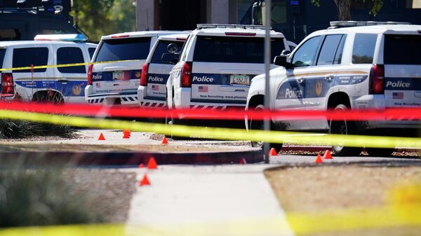 Carros de polícia cercam local onde policiais foram baleados durante tiroteio, em Phoenix, no estado norte-americano do Arizona, 11 de fevereiro de 2022 - Sputnik Brasil