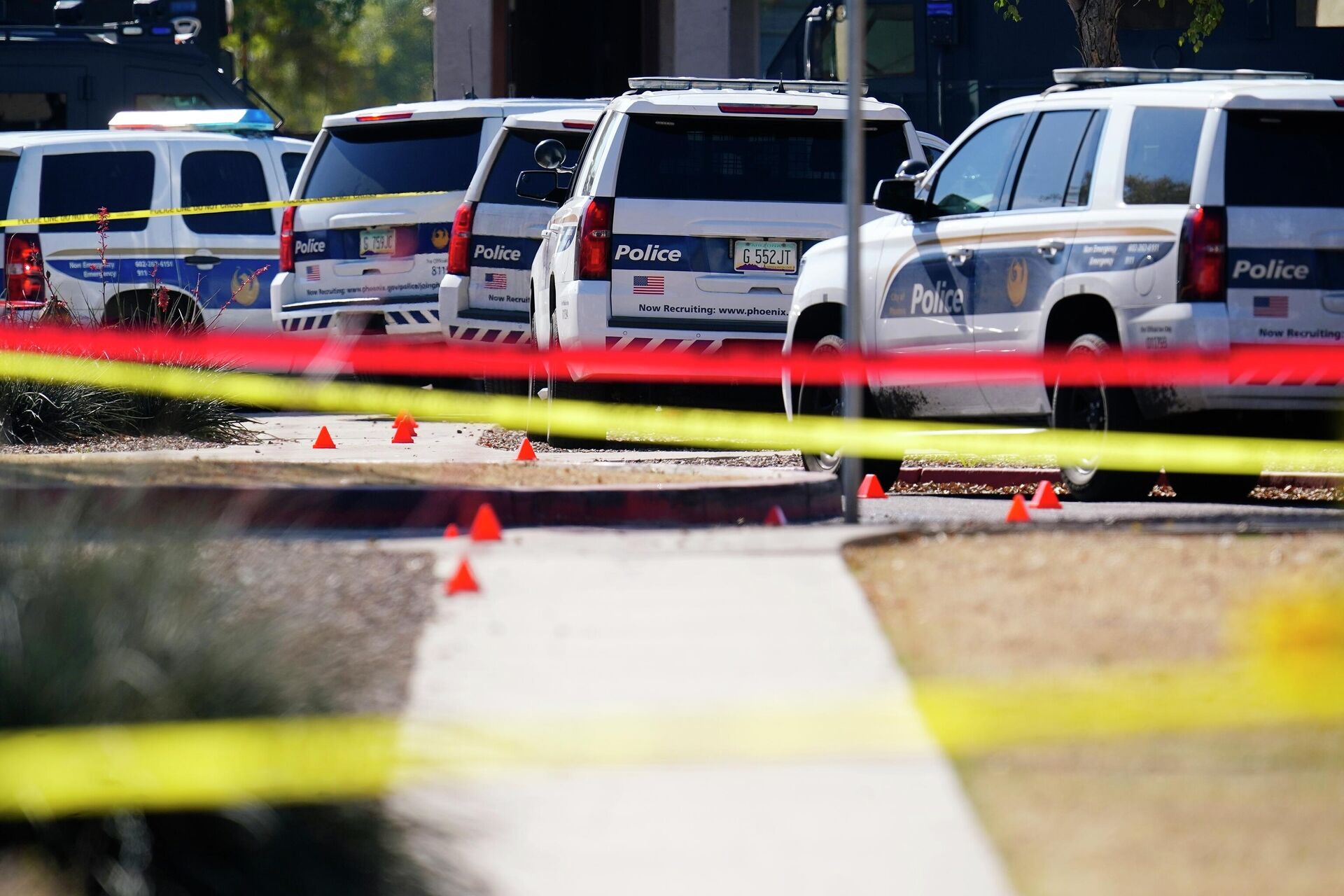 Carros de polícia cercam local onde policiais foram baleados durante tiroteio, em Phoenix, no estado norte-americano do Arizona, 11 de fevereiro de 2022 - Sputnik Brasil, 1920, 04.07.2022